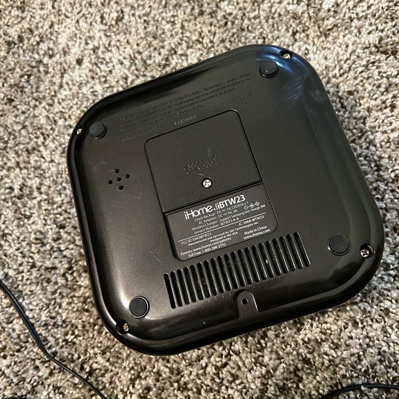 iHome Wireless Charging Alarm Clock - Picture 3 of 3